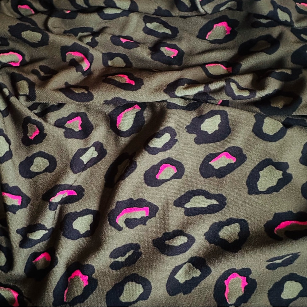 Essential Antwerp Trekking Green Leopard Print Turtleneck Top - Picture 13 of 13